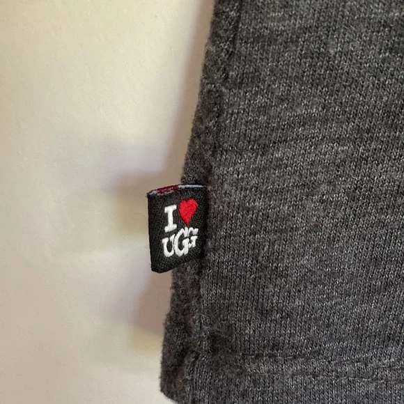 UGG| I ❤️ Ugg Gray Top sz Large - Picture 3 of 6
